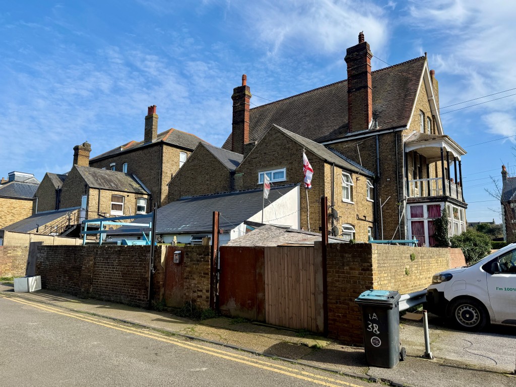 Lot: 159 - PAIR OF PROPERTIES ARRANGED AS TEN SELF-CONTAINED FLATS - Rear of 38 Canterbury Road